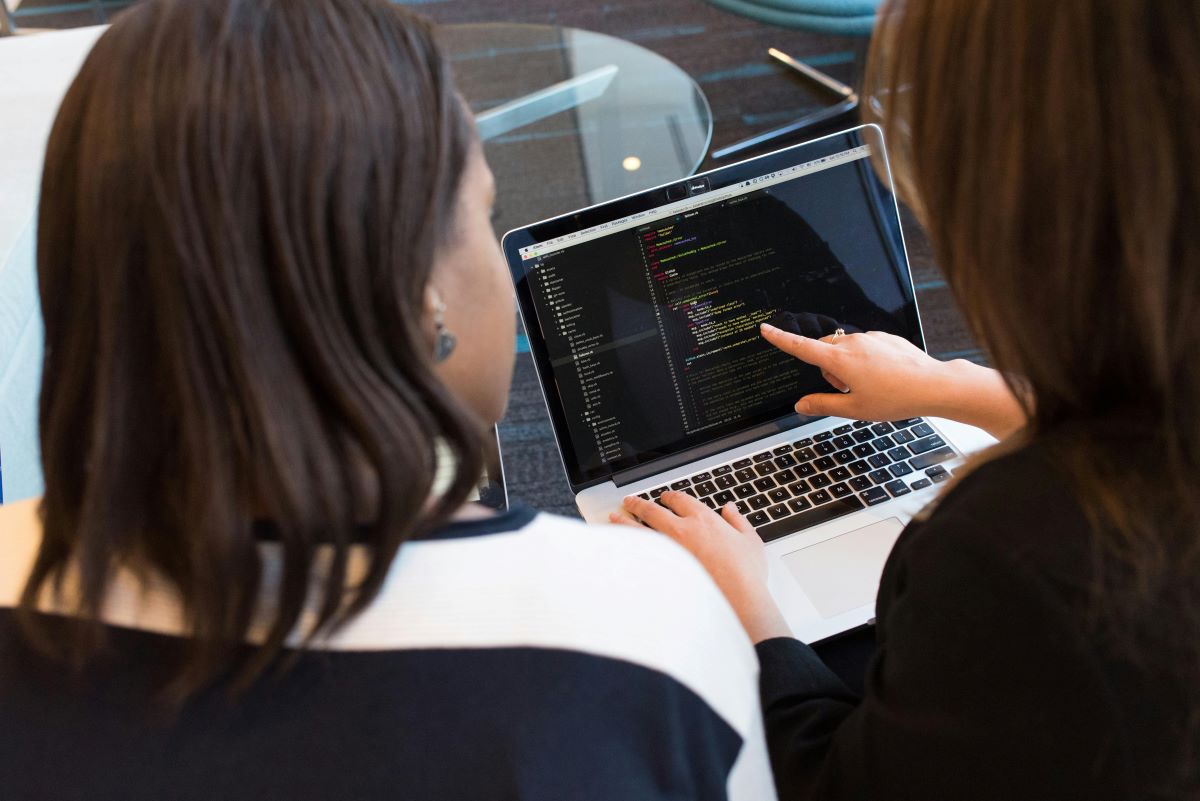 The Benefits of Outsourcing IT Professionals for Your Projects